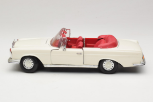 Mercedes 280 SE W108 Branco Maisto 1:18 52111 Metal - imagem 4 de 8
