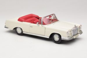 Mercedes 280 SE W108 Branco Maisto 1:18 52111 Metal - imagem 6 de 8