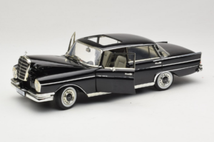 Mercedes 300 SE W112 Black Metallic Revell 1:18 08910 Metal - imagem 2 de 8