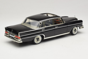 Mercedes 300 SE W112 Black Metallic Revell 1:18 08910 Metal - imagem 3 de 8