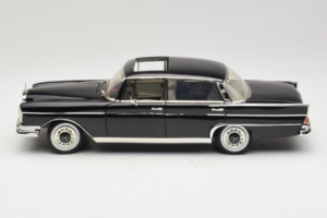 Mercedes 300 SE W112 Black Metallic Revell 1:18 08910 Metal - imagem 4 de 8