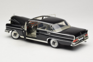 Mercedes 300 SE W112 Black Metallic Revell 1:18 08910 Metal - imagem 5 de 8