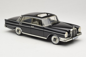Mercedes 300 SE W112 Black Metallic Revell 1:18 08910 Metal - imagem 6 de 8