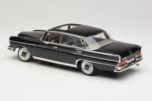 Mercedes 300 SE W112 Black Metallic Revell 1:18 08910 Metal - imagem 7 de 8