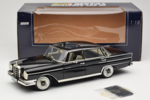 Mercedes 300 SE W112 Black Metallic Revell 1:18 08910 Metal - imagem 8 de 8