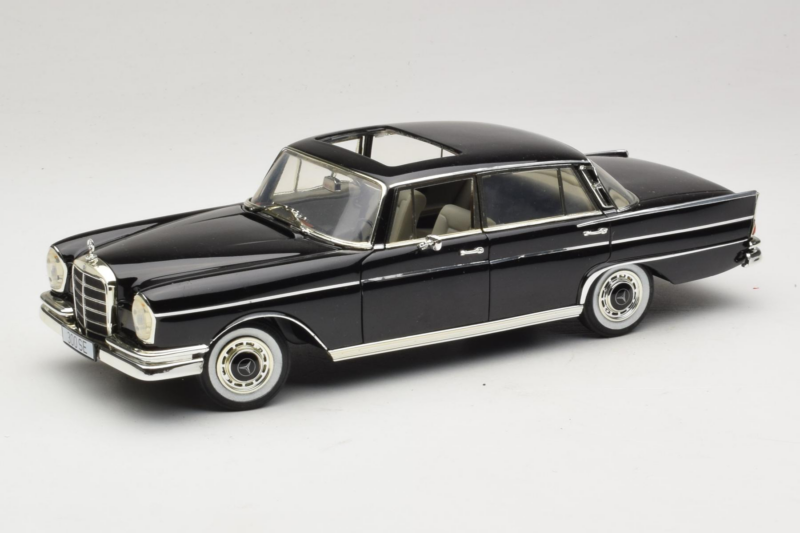 Mercedes 300 SE W112 Black Metallic Revell 1:18 08910 Metal