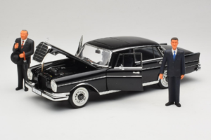Mercedes 300 SE Preto com Figuras Revell 1:18 9050 Metal - imagem 2 de 9