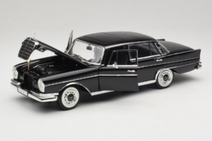 Mercedes 300 SE Preto com Figuras Revell 1:18 9050 Metal - imagem 3 de 9