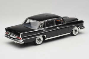 Mercedes 300 SE Preto com Figuras Revell 1:18 9050 Metal - imagem 4 de 9
