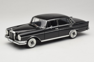 Mercedes 300 SE Preto com Figuras Revell 1:18 9050 Metal