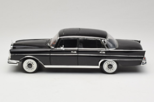 Mercedes 300 SE Preto com Figuras Revell 1:18 9050 Metal - imagem 5 de 9