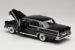 Mercedes 300 SE Preto com Figuras Revell 1:18 9050 Metal - imagem 6 de 9