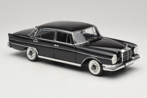 Mercedes 300 SE Preto com Figuras Revell 1:18 9050 Metal - imagem 7 de 9