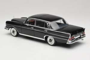Mercedes 300 SE Preto com Figuras Revell 1:18 9050 Metal - imagem 8 de 9