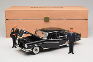 Mercedes 300 SE Preto com Figuras Revell 1:18 9050 Metal - imagem 9 de 9