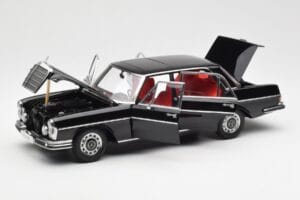 Mercedes 300 SEL 6.3 W109 Preto AUTOart 1:18 76140 Metal - imagem 2 de 8
