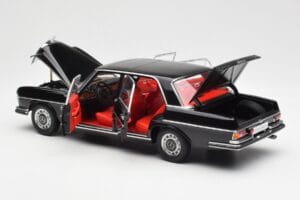 Mercedes 300 SEL 6.3 W109 Preto AUTOart 1:18 76140 Metal - imagem 5 de 8