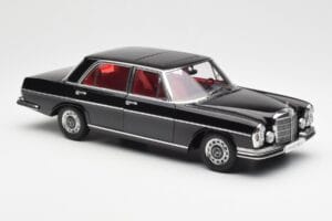 Mercedes 300 SEL 6.3 W109 Preto AUTOart 1:18 76140 Metal - imagem 6 de 8