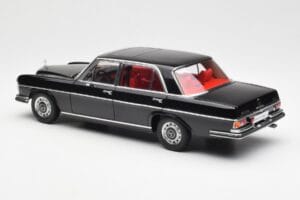 Mercedes 300 SEL 6.3 W109 Preto AUTOart 1:18 76140 Metal - imagem 7 de 8