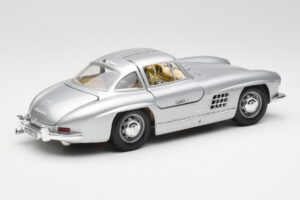Mercedes 300 SL Prateado Bburago 1:18 3013 Metal - imagem 3 de 8