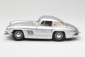 Mercedes 300 SL Prateado Bburago 1:18 3013 Metal - imagem 4 de 8