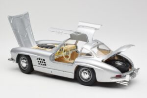 Mercedes 300 SL Prateado Bburago 1:18 3013 Metal - imagem 5 de 8