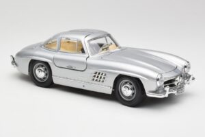 Mercedes 300 SL Prateado Bburago 1:18 3013 Metal - imagem 6 de 8