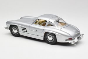 Mercedes 300 SL Prateado Bburago 1:18 3013 Metal - imagem 7 de 8