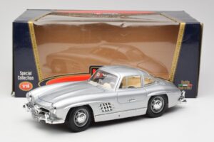 Mercedes 300 SL Prateado Bburago 1:18 3013 Metal - imagem 8 de 8