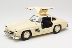 Mercedes 300 SL W198 Creme Minichamps 1:18 110037212 Metal - imagem 2 de 8