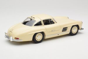 Mercedes 300 SL W198 Creme Minichamps 1:18 110037212 Metal - imagem 3 de 8