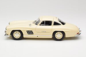 Mercedes 300 SL W198 Creme Minichamps 1:18 110037212 Metal - imagem 4 de 8