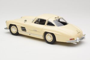 Mercedes 300 SL W198 Creme Minichamps 1:18 110037212 Metal - imagem 7 de 8