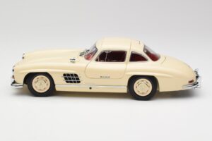 Mercedes 300 SL W198 Creme Com Interior Vermelho Minichamps 1:18 180039002 Metal - imagem 4 de 8