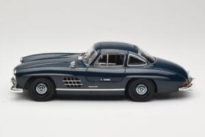 Mercedes 300 SL W198 Gullwing Azul Escuro Minichamps 1:18 110037216 Metal - imagem 4 de 8