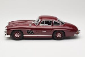 Mercedes 300 SL W198 Gullwing Vermelho Escuro Minichamps 1:18 110037218 Metal - imagem 4 de 8