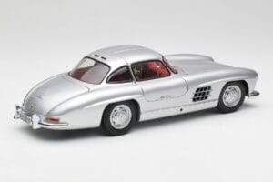 Mercedes 300 SL W198 Gullwing Prata Minichamps 1:18 180039000 Metal - imagem 3 de 8