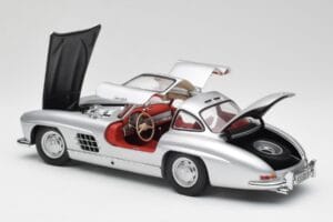 Mercedes 300 SL W198 Gullwing Prata Minichamps 1:18 180039000 Metal - imagem 5 de 8