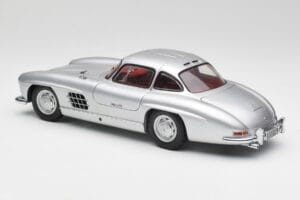 Mercedes 300 SL W198 Gullwing Prata Minichamps 1:18 180039000 Metal - imagem 7 de 8