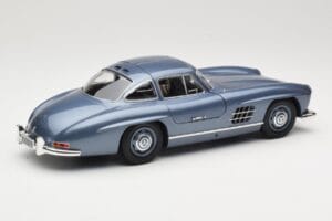 Mercedes 300 SL W198 Gullwing Light Blue Metallic Minichamps 1:18 110037220 Metal - imagem 3 de 8