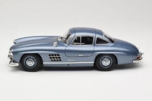 Mercedes 300 SL W198 Gullwing Light Blue Metallic Minichamps 1:18 110037220 Metal - imagem 4 de 8