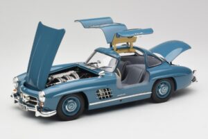 Mercedes 300 SL W198 Azul Claro Minichamps 1:18 180039007 Metal - imagem 2 de 8