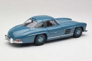 Mercedes 300 SL W198 Azul Claro Minichamps 1:18 180039007 Metal - imagem 3 de 8
