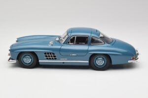 Mercedes 300 SL W198 Azul Claro Minichamps 1:18 180039007 Metal - imagem 4 de 8