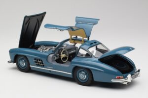 Mercedes 300 SL W198 Azul Claro Minichamps 1:18 180039007 Metal - imagem 5 de 8