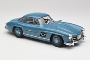 Mercedes 300 SL W198 Azul Claro Minichamps 1:18 180039007 Metal - imagem 6 de 8