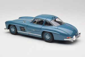 Mercedes 300 SL W198 Azul Claro Minichamps 1:18 180039007 Metal - imagem 7 de 8