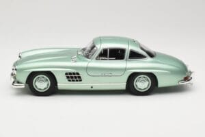 Mercedes 300 SL W198 Gullwing Light Green Metallic Minichamps 1:18 110037221 Metal - imagem 4 de 8