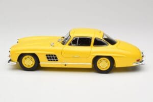Mercedes 300 SL W198 Amarelo Claro Minichamps 1:18 180039009 Metal - imagem 4 de 8