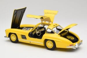 Mercedes 300 SL W198 Amarelo Claro Minichamps 1:18 180039009 Metal - imagem 5 de 8